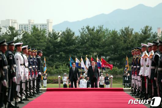 윤석열 대통령과 기시다 후미오 일본 총리가 7일 서울 용산 대통령실 청사 잔디마당에서 열린 공식 환영식을 마친 후 나란히 이동하고 있다. (대통령실 제공) 2023.5.7/뉴스1 ⓒ News1 오대일 기자