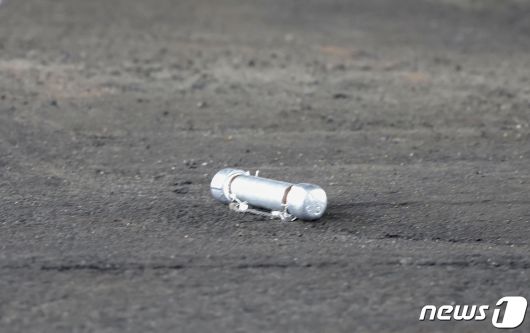 4월15일 일본 와카야마현(県) 기시다 총리의 연설 장소에 폭발물로 보이는 원통형 모양의 물체가 떨어져 있다. (교도통신 제공) ⓒ 로이터=뉴스1 ⓒ News1 권진영 기자