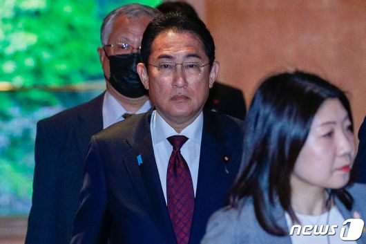 기시다 후미오 일본 총리가 8일 오전 서울 중구 롯데호텔에서 정진석 한일의원연맹 회장, 윤호중 간사장을 면담하기 위해 이동하고 있다. 2023.5.8/뉴스1 ⓒ News1 안은나 기자