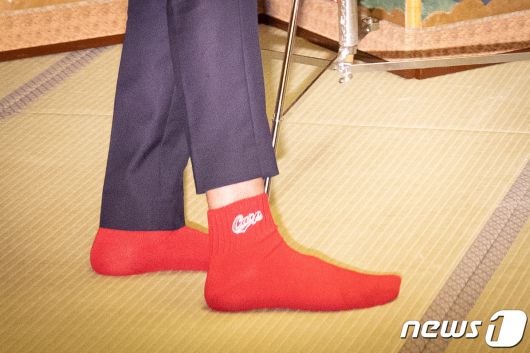 리시 수낵 영국 총리가 18일 (현지시간) 히로시마에서 열리는 G7 정상회의에 앞서 일식집서 기시다 후미오 일본 총리와 회담서 일본 프로야구팀 '히로시마 도요 카프' 양말을 신고 있다. ⓒ AFP=뉴스1 ⓒ News1 우동명 기자