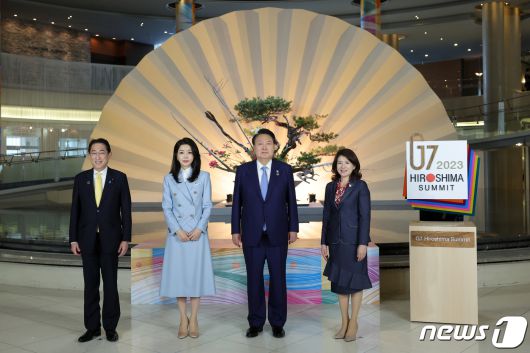 주요 7개국(G7) 정상회의 참석차 일본을 방문 중인 윤석열 대통령과 김건희 여사가 20일 오후 일본 히로시마 그랜드프린스호텔에서 열린 G7 정상회의 초청국 환영행사에서 기시마 후미오 일본 총리, 유코 여사와 기념촬영을 하고 있다. (대통령실 제공) 2023.5.21/뉴스1 ⓒ News1 오대일 기자