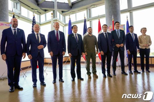 조 바이든 미국 대통과 기시다 후미오 일본 총리, 샤를 미셸 EU 정상회의 상임의장, 올라프 숄츠 독일 총리, 에마뉘엘 마크롱 프랑스 대통령, 쥐스탱 트뤼도 캐나다 총리, 리시 수낵 영국 총리, 우르줄라 폰데어라이엔 EU 집행위원장이 21일 (현지시간) 일본 히로시마에서 열린 G7 정상회의 실무 세션 중 볼로디미르 젤렌스키 우크라이나 대통령과 포즈를 취하고 있다. ⓒ AFP=뉴스1 ⓒ News1 우동명 기자