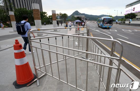 민주노총의 대규모 도심 집회를 하루 앞둔 30일 서울 광화문광장 주변에 철제펜스가 설치되어 있다. 한편, 경찰은 민주노총이 예정한 도심 집회와 관련해 불법집회로 진행될 경우 최루액의 일종인 캡사이신을 뿌릴 것을 검토하는 등 ‘엄정 대응’ 방침을 밝혔다. 2023.5.30/뉴스1 ⓒ News1 김진환 기자