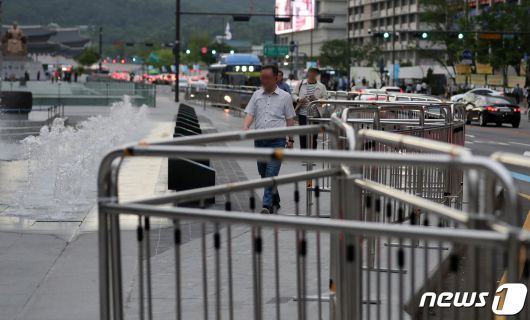 민주노총의 대규모 도심 집회를 하루 앞둔 30일 서울 광화문광장 주변에 철제펜스가 설치되어 있다. 한편, 경찰은 민주노총이 예정한 도심 집회와 관련해 불법집회로 진행될 경우 최루액의 일종인 캡사이신을 뿌릴 것을 검토하는 등 ‘엄정 대응’ 방침을 밝혔다. 2023.5.30/뉴스1 ⓒ News1 김진환 기자