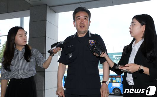 윤희근 경찰청장이 31일 오전 서울 중구 남대문경찰서에 경비대책회의 주재를 위해 도착해 취재진의 질문에 답하고 있다. 2023.5.31/뉴스1 ⓒ News1 박정호 기자