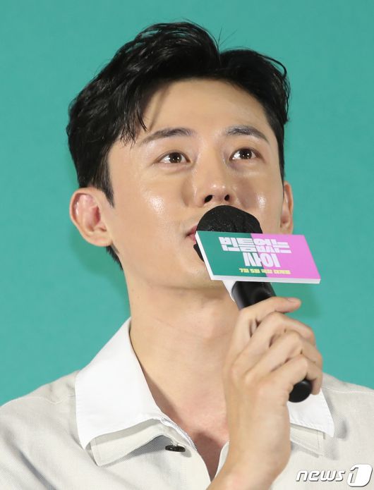 배우 이지훈이 31일 서울 광진구 롯데시네마 건대입구점에서 열린 영화 '빈틈없는 사이' 제작보고회에서 인사말을 하고 있다. '빈틈없는 사이'는 방음이 1도 안 되는 벽을 사이에 두고 서로의 일상을 공유하게 된, 뮤지션 지망생 승진과 피규어 디자이너 라니의 동거인 듯 동거 아닌 이야기를 그린 철벽 로맨스다. 2023.5.31/뉴스1 ⓒ News1 권현진 기자