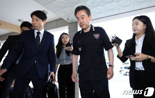 윤희근 경찰청장이 31일 오전 서울 중구 남대문경찰서에 경비대책회의 주재를 위해 도착해 취재진의 질문에 답한 뒤 이동하고 있다. 2023.5.31/뉴스1 ⓒ News1 박정호 기자