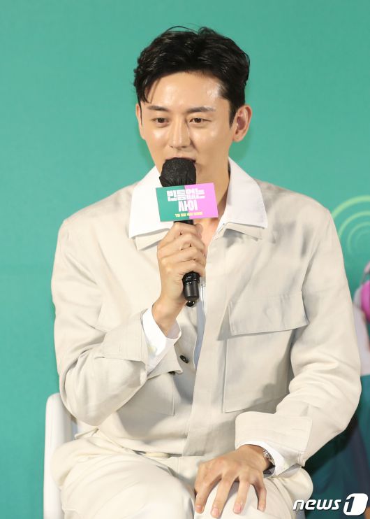 배우 이지훈이 31일 서울 광진구 롯데시네마 건대입구점에서 열린 영화 '빈틈없는 사이' 제작보고회에서 '갑질논란'에 대해 사과를 하고 있다. '빈틈없는 사이'는 방음이 1도 안 되는 벽을 사이에 두고 서로의 일상을 공유하게 된, 뮤지션 지망생 승진과 피규어 디자이너 라니의 동거인 듯 동거 아닌 이야기를 그린 철벽 로맨스다. 2023.5.31/뉴스1 ⓒ News1 권현진 기자