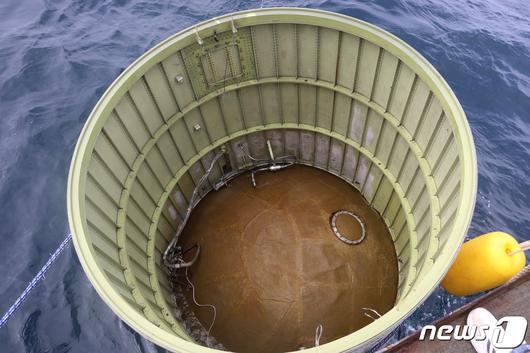 우리 군이 지난달 31일 오전 8시5분쯤 서해 어청도 서방 200여㎞ 해상에서 북한이 주장하는 '우주 발사체'의 일부로 추정되는 물체를 식별해 인양했다. (합동참모본부 제공) 2023.5.31/뉴스1