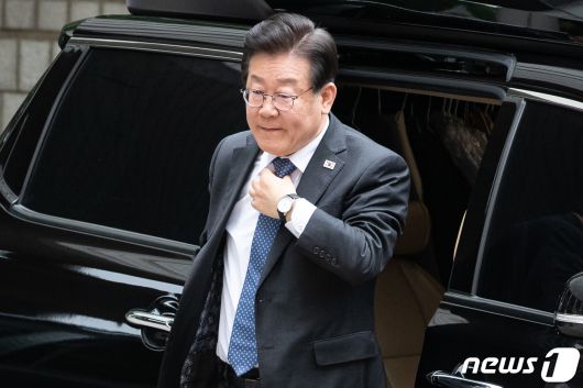 이재명 더불어민주당 대표가 2일 서울 서초구 서울중앙지방법원에서 열린 공직선거법위반 공판에 출석하고 있다. 2023.6.2/뉴스1 ⓒ News1 유승관 기자