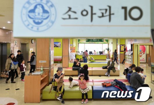 서울 용산구 소화아동병원에서 독감에 걸린 어린이 환자들과 가족들이 진료를 기다리고 있다. 2017.3.17/뉴스1 ⓒ News1 이재명 기자