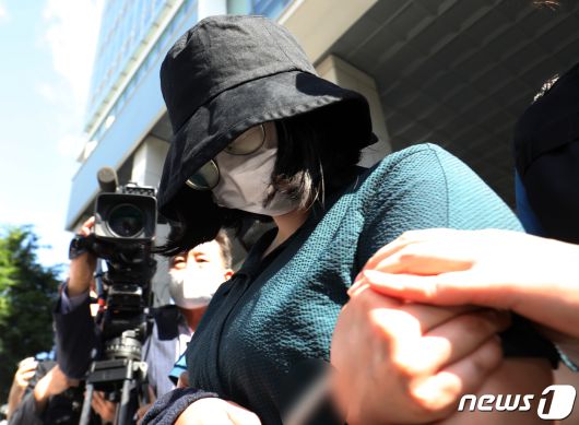 온라인 과외 앱을 통해 처음 만난 또래 여성을 살해한 뒤 시신을 훼손·유기한 혐의로 구속된 정유정(23)이 2일 오전 부산 동래경찰서에서 검찰로 송치되고 있다. 정유정은 지난달 26일 부산 금정구 소재 피해자의 집을 찾아가 중고로 산 교복을 입고 피해자에게 자신이 중학생이라고 거짓말하고 잠시 대화를 나누다 흉기로 살해했다. 2023.6.2/뉴스1 ⓒ News1 윤일지 기자