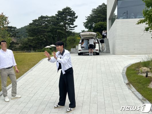 잉글랜드 프리미어리그(EPL) 토트넘 홋스퍼의 공격수 손흥민이 8일 강원 춘천시 동면 손흥민체육공원에 위치한 카페 인필드에서 직원들과 만난 뒤 밖에서 기다리는 팬들에게 인사를 하고 있다.2023.6.8/뉴스1 ⓒ News1 한귀섭 기자