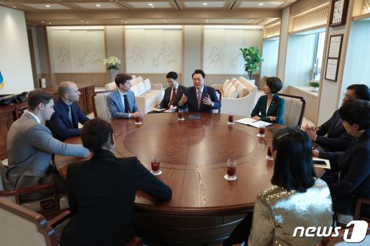 윤석열 대통령이 9일 용산 대통령실 청사에서 '챗(Chat)GPT' 아버지로 불리는 샘 올트먼 오픈(Open)AI 대표를 접견하며 악수하고 있다. (대통령실 제공) 2023.6.9/뉴스1 ⓒ News1 오대일 기자