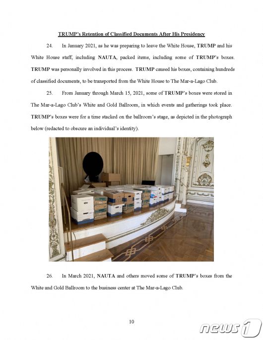 9일(현지시간) 백악관 기밀문서 유출 혐의로 기소된 도널드 트럼프 전 대통령의 공소장이 공개됐다. 미국 핵무기 관련 자료 등 기밀문서가 플로리다주 마러라고 화장실과 연회장 등에 감시없이 방치된 것으로 드러났다. 사진은 마러라고 연회장에 보관된 기밀문서 사진이 담긴 공소장. 2023.06.09/ ⓒ 로이터=뉴스1 ⓒ News1 박재하 기자