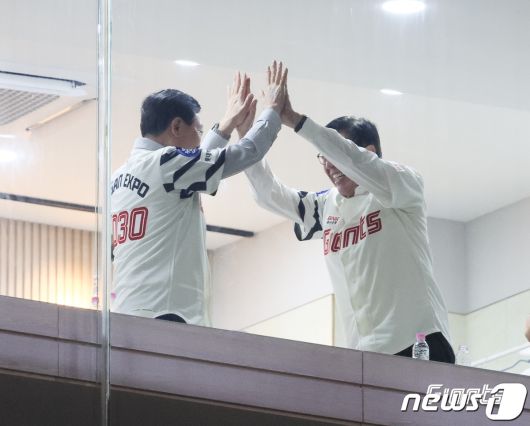 13일 부산 사직야구장에서 열린 2023 KBO리그 롯데자이언츠와 한화이글스의 경기에서 신동빈 롯데 구단주와 박형준 부산 시장이 경기를 관전하고 있다.(롯데자이언츠 제공)