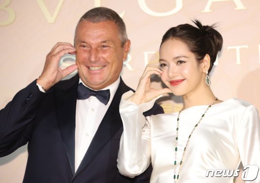 장크리스토프 베인 불가리 대표와 블랙핑크 리사(오른쪽)가 28일 오후 서울 종로구 소격동 국제 갤러리에서 진행된 불가리 컬렉션 75주년 기념 포토월에서 포즈를 취하고 있다. 2023.6.28/뉴스1 ⓒ News1 권현진 기자