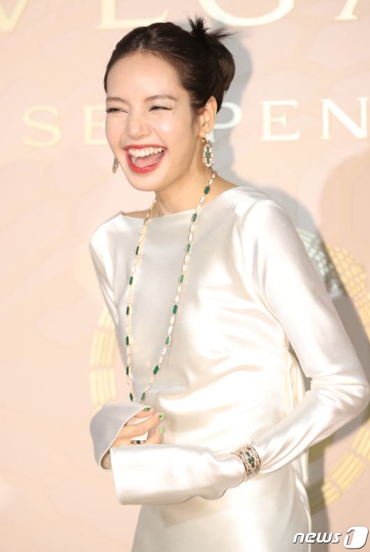 블랙핑크 리사가 28일 오후 서울 종로구 소격동 국제 갤러리에서 진행된 한 명품 브랜드의 컬렉션 75주년 기념 포토월에서 환하게 웃고 있다. 리사의 치아에 은색의 하트와 별 모양의 주얼리가 눈길을 끈다. ⓒ News1 권현진 기자