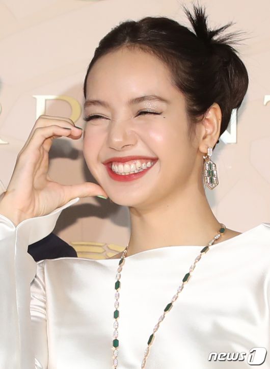 블랙핑크 리사가 28일 오후 서울 종로구 소격동 국제 갤러리에서 진행된 한 명품 브랜드의 컬렉션 75주년 기념 포토월에서 포즈를 취하고 있다. 치아에  하트 모먕의 투스젬이 눈길을 끈다. ⓒ News1 권현진 기자