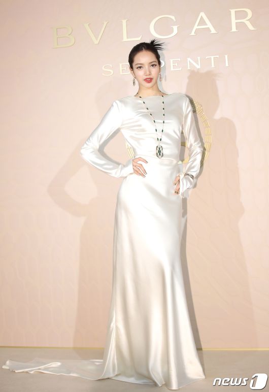 블랙핑크 리사가 28일 오후 서울 종로구 소격동 국제 갤러리에서 진행된 한 명품 브랜드의 컬렉션 75주년 기념 포토월에서 우아한 매력을 발산하고 있다. ⓒ News1 권현진 기자