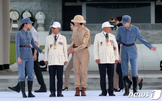 30일 오후 서울 동작구 국립서울현충원 겨레얼마당에서 열린 '제복-한복 패션쇼 자락을 펴다'에서 6.25 참전유공자 및 모델들이 쇼를 마치고 무대를 내려갈 준비를 하고 있다. 2023.6.30/뉴스1 ⓒ News1 이승배 기자