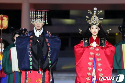 30일 오후 서울 동작구 국립서울현충원 겨레얼마당에서 열린 '제복-한복 패션쇼 자락을 펴다'에서 배우 송일국과 채시라가 한복을 선보이고 있다. 2023.6.30/뉴스1 ⓒ News1 이승배 기자