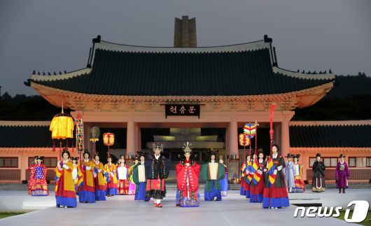 30일 오후 서울 동작구 국립서울현충원 겨레얼마당에서 열린 '제복-한복 패션쇼 자락을 펴다'에서 모델들이 한복을 입고 런웨이를 걷고 있다. 2023.6.30/뉴스1 ⓒ News1 이승배 기자