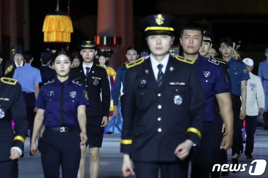 30일 오후 서울 동작구 국립서울현충원 겨레얼마당에서 열린 '제복-한복 패션쇼 자락을 펴다'에서 모델들이 제복을 입고 런웨이를 걷고 있다. 2023.6.30/뉴스1 ⓒ News1 이승배 기자