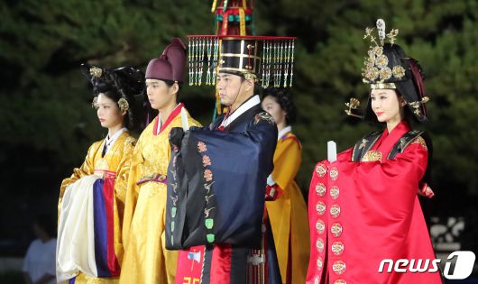 30일 오후 서울 동작구 국립서울현충원 겨레얼마당에서 열린 '제복-한복 패션쇼 자락을 펴다'에서 배우 송일국과 채시라가 한복을 선보이고 있다. 2023.6.30/뉴스1 ⓒ News1 이승배 기자