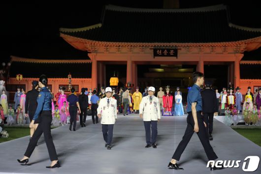 30일 오후 서울 동작구 국립서울현충원 겨레얼마당에서 열린 '제복-한복 패션쇼 자락을 펴다'에서 6.25 참전 유공자들이 제복을 입고 런웨이를 걷고 있다. 2023.6.30/뉴스1 ⓒ News1 이승배 기자
