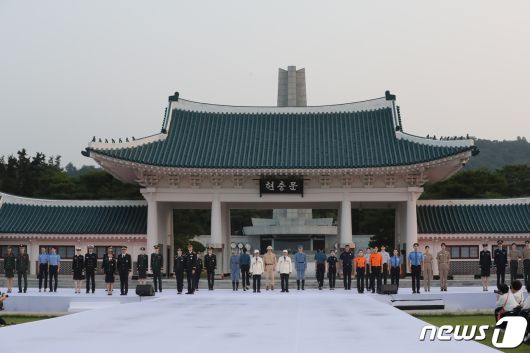 30일 오후 서울 동작구 국립서울현충원 겨레얼마당에서 열린 '제복-한복 패션쇼 자락을 펴다'에서 모델들이 제복을 입고 런웨이를 걷고 있다. 2023.6.30/뉴스1 ⓒ News1 이승배 기자