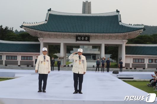 30일 오후 서울 동작구 국립서울현충원 겨레얼마당에서 열린 '제복-한복 패션쇼 자락을 펴다'에서 6.25전쟁 참전 유공자들이 제복을 입고 런웨이를 걷고 있다. 2023.6.30/뉴스1 ⓒ News1 이승배 기자