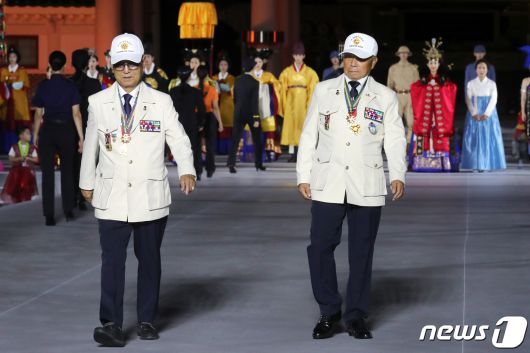 30일 오후 서울 동작구 국립서울현충원 겨레얼마당에서 열린 '제복-한복 패션쇼 자락을 펴다'에서 6.25 참전 유공자들이 제복을 입고 런웨이를 걷고 있다. 2023.6.30/뉴스1 ⓒ News1 이승배 기자
