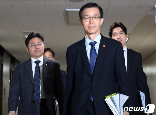 방문규 국무조절실장이 7일 오전 서울 종로구 세종대로 정부서울청사에서 후쿠시마 오염수 방류 대응 정부 합동 브리핑을 하기 위해 이동하고 있다. 2023.7.7/뉴스1 ⓒ News1 김명섭 기자