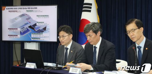 유국희 원자력안전위원회 위원장이 7일 오전 서울 종로구 세종대로 정부서울청사에서 후쿠시마 오염수 방류 대응 정부 합동 브리핑을 하고 있다. 2023.7.7/뉴스1 ⓒ News1 김명섭 기자