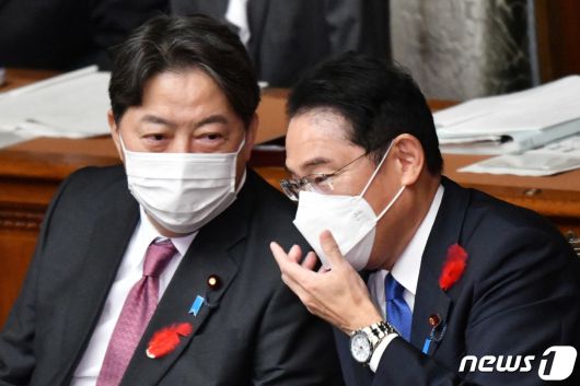 기시다 후미오 일본 총리가 도쿄의 임시국회에서 가진 소신표명 연설을 하기 전에 하야시 요시마사 외무상과 얘기를 하고 있다. ⓒ AFP=뉴스1 ⓒ News1 우동명 기자