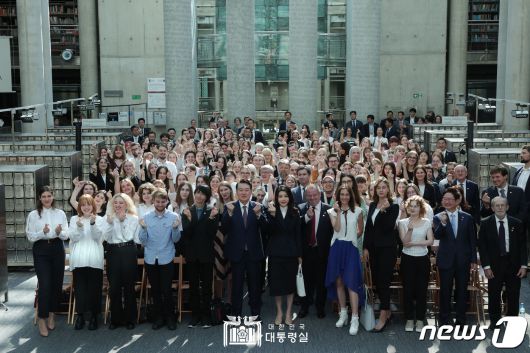 윤석열 대통령과 김건희 여사가 14일(현지시간) 바르샤바대학교 중앙도서관에서 열린 폴란드 미래세대와의 문화동행 행사에서 학생들과 기념촬영을 하고 있다. (대통령실 홈페이지) 2023.7.15/뉴스1 ⓒ News1 오대일 기자