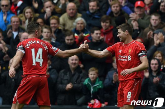리버풀 시절 제라드(오른쪽)와 헨더슨. ⓒ AFP=뉴스1