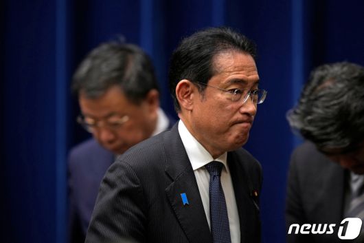 6월 13일 일본 도쿄 총리 집무실에서 기시다 후미오(岸田文雄) 일본 총리가 기자회견을 마치고 떠나고 있다. 2023.06.13/ ⓒ 로이터=뉴스1 ⓒ News1 윤주영 기자