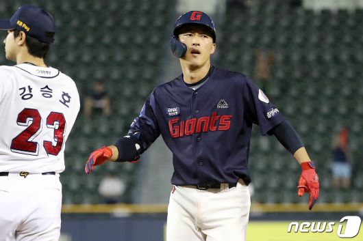 26일 오후 서울 송파구 잠실야구장에서 열린 프로야구 '2023 신한은행 SOL KBO리그' 롯데 자이언츠와 두산 베어스의 경기 7회초 2사 주자 만루 상황에서 땅볼 타구로 1루를 밟은 롯데 노진혁이 상대 수비 실책으로 전준우와 한동희가 홈을 밟자 안도하고 있다. 2023.7.26/뉴스1 ⓒ News1 민경석 기자