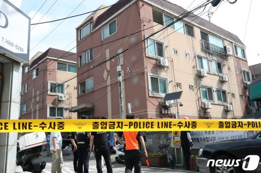 27일 인천시 부평구의 한 빌라 3층에서 50대 남성이 60대 지인을 흉기로 찌른 후 건물에서 뛰어내리겠다고 위협하며 경찰과 대치하고 있다. 2023.7.27/ 뉴스1 ⓒ News1 정진욱 기자