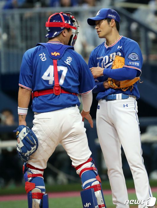 삼성 라이온즈 포수 강민호(왼쪽)와 투수 백정현. 2023.4.18/뉴스1 ⓒ News1 이동해 기자