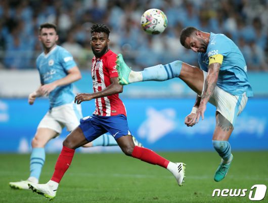 30일 서울 마포구 서울월드컵경기장에서 열린 쿠팡플레이 시리즈 2차전 아틀레티코 마드리드와 맨체스터 시티 FC의 경기에서 맨시티 카일 워커가 AT마드리드 르마에게 연결되는 결정적 볼을 향해 발을 뻗고 있다. 2023.7.30/뉴스1 ⓒ News1 박정호 기자