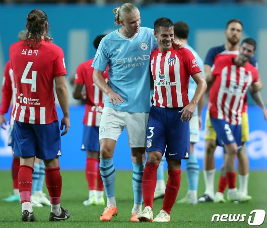 30일 서울 마포구 서울월드컵경기장에서 열린 쿠팡플레이 시리즈 2차전 아틀레티코 마드리드와 맨체스터 시티 FC의 경기에서 맨시티 엘링 홀란드와 AT마드리드 세사르 아프실리쿠에타가 어깨동무를 한 채 대화를 나누고 있다. 2023.7.30/뉴스1 ⓒ News1 박정호 기자