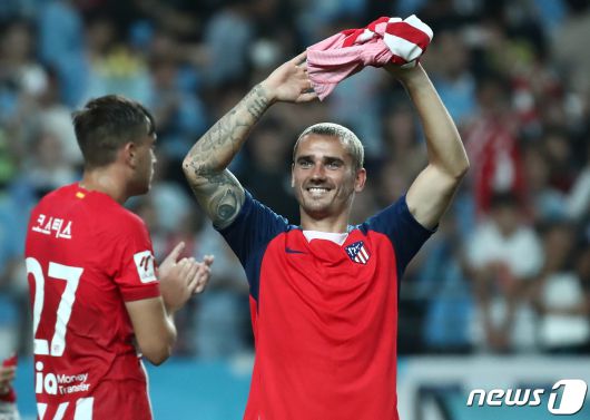 30일 서울 마포구 서울월드컵경기장에서 열린 쿠팡플레이 시리즈 2차전 아틀레티코 마드리드(AT 마드리드)와 맨체스터 시티 FC의 경기에서 AT 마드리드 앙투안 그리즈만이 팬들을 향해 인사하고 있다. 이날 AT 마드리드는 2대1로 승리했다. 2023.7.30/뉴스1 ⓒ News1 김민지 기자
