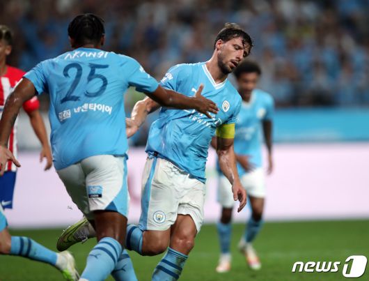 30일 서울 마포구 서울월드컵경기장에서 열린 쿠팡플레이 시리즈 2차전 아틀레티코 마드리드와 맨체스터 시티 FC의 경기에서 후반 추격골을 넣은 맨시티 후벵 디아스가 마누엘 아칸지와 하이파이브를 하고 있다. 2023.7.30/뉴스1 ⓒ News1 박정호 기자