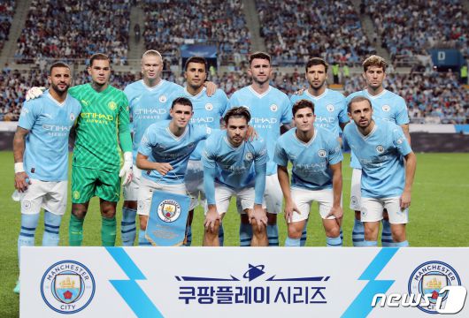 30일 서울 마포구 서울월드컵경기장에서 열린 쿠팡플레이 시리즈 2차전 아틀레티코 마드리드와 맨체스터 시티 FC의 경기에 나선 맨시티 엘링 홀란드와 잭 그릴리쉬 등 선발 선수들이 포즈를 취하고 있다. 2023.7.30/뉴스1 ⓒ News1 박정호 기자