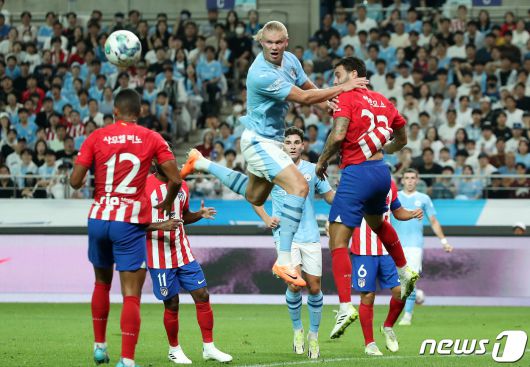 30일 서울 마포구 서울월드컵경기장에서 열린 쿠팡플레이 시리즈 2차전 아틀레티코 마드리드와 맨체스터 시티 FC의 경기 전반전에서 맨체스터 시티 엘링 홀란드가 헤더슛을 시도하고 있다. 2023.7.30/뉴스1 ⓒ News1 이동해 기자