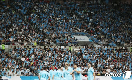 30일 서울 마포구 서울월드컵경기장에서 열린 쿠팡플레이 시리즈 2차전 아틀레티코 마드리드(AT 마드리드)와 맨체스터 시티 FC의 경기에서 축구팬들이 경기를 지켜보고 있다. 2023.7.30/뉴스1 ⓒ News1 김민지 기자