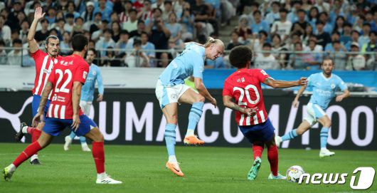30일 서울 마포구 서울월드컵경기장에서 열린 쿠팡플레이 시리즈 2차전 아틀레티코 마드리드와 맨체스터 시티 FC의 경기 전반전에서 맨체스터 시티 엘링 홀란드가 슛을 시도하고 있다. 2023.7.30/뉴스1 ⓒ News1 이동해 기자